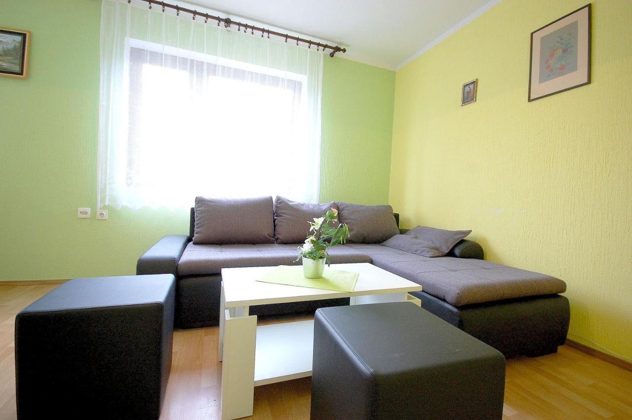 Apartment Ivan By El-Pi Tours Malinska Eksteriør bilde